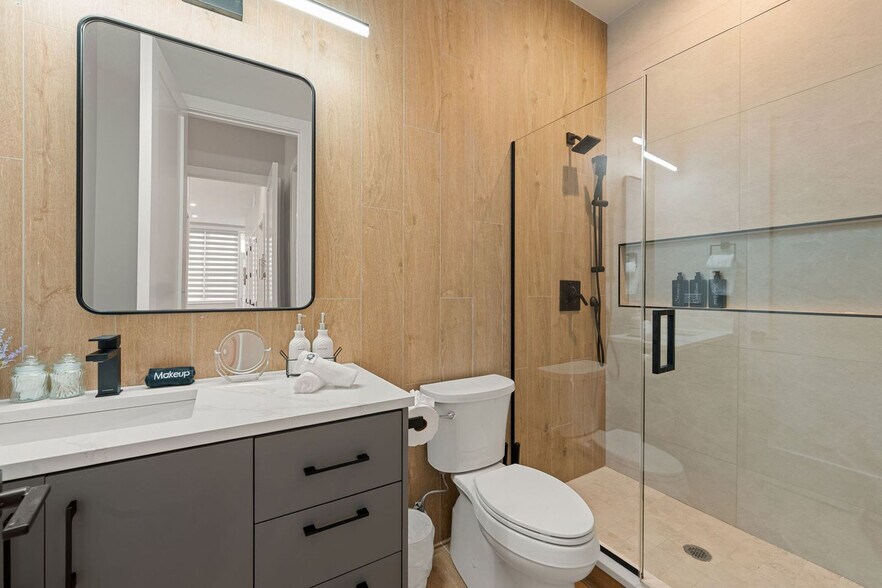 Building Photo - 801 S Western Ave