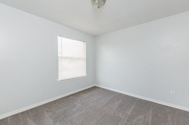 Building Photo - 7615 Greenwood Point Dr