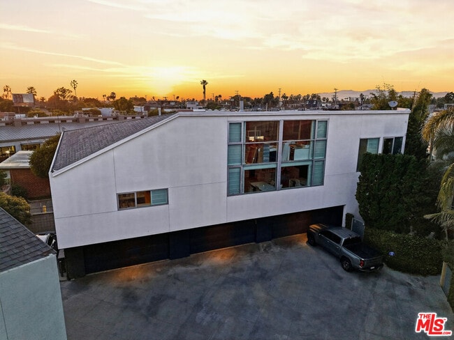 Building Photo - 2100 Abbot Kinney Blvd