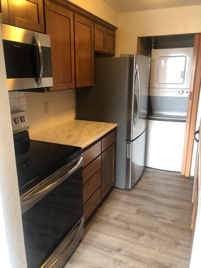 Building Photo - 2 Bed/1 Bath, 1000 SqFt, Utilities Pd, Fireplace, Vaulted Ceilings, More!