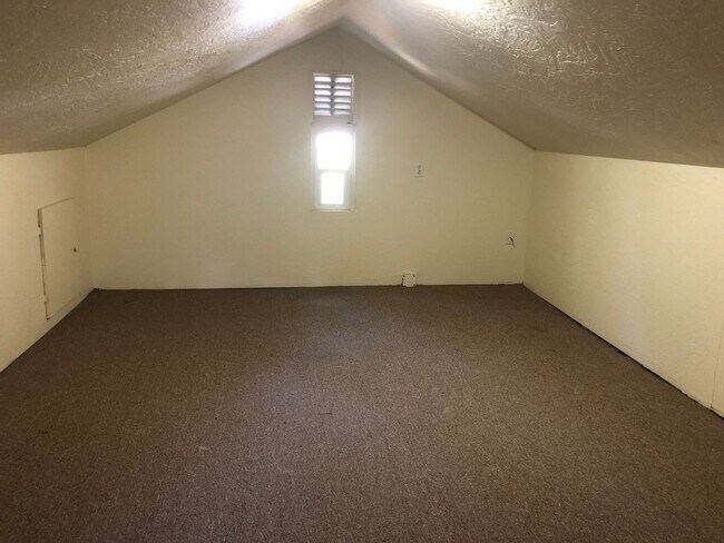 Building Photo - 2 bed/1 bath house in the Historic Washburn District