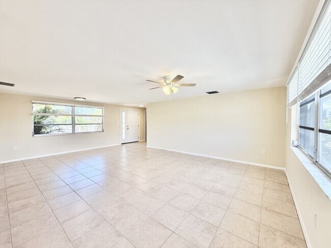 Building Photo - 8026 Brighton Dr
