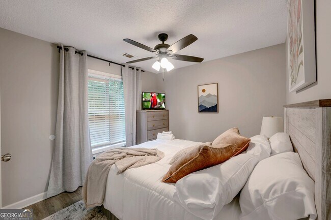 Building Photo - 6839 Sandy Creek Dr