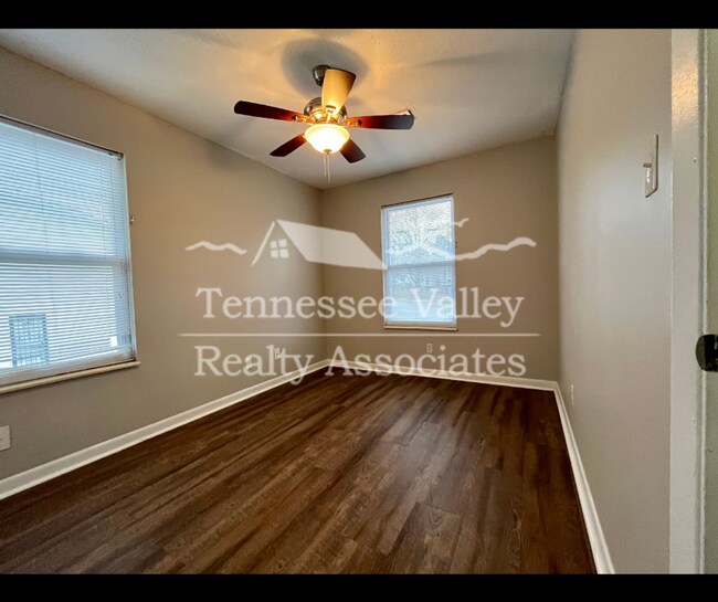Building Photo - Spacious 3 bed/1.5 bath split foyer in Hid...