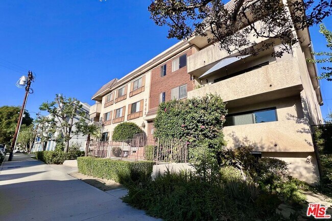 Building Photo - 7442 Hazeltine Ave