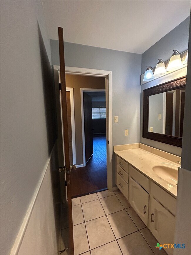 Building Photo - 826 Timber Dr