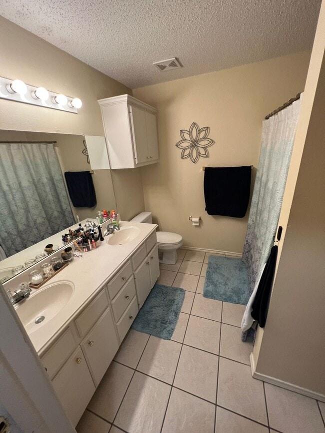 Building Photo - Available NOW! 2 bed 2 bath 2 car garage