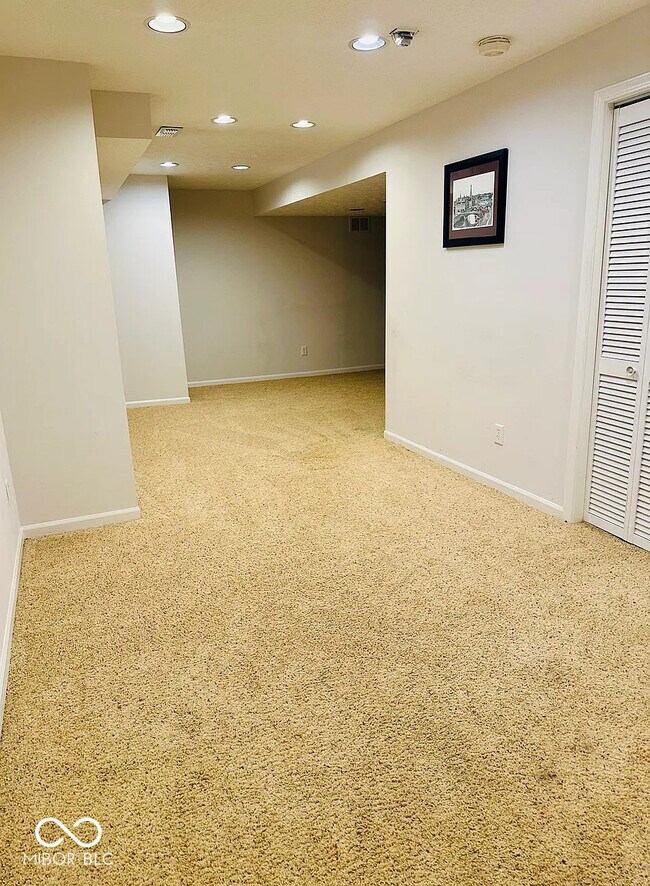 Building Photo - 5273 Ivy Hill Dr