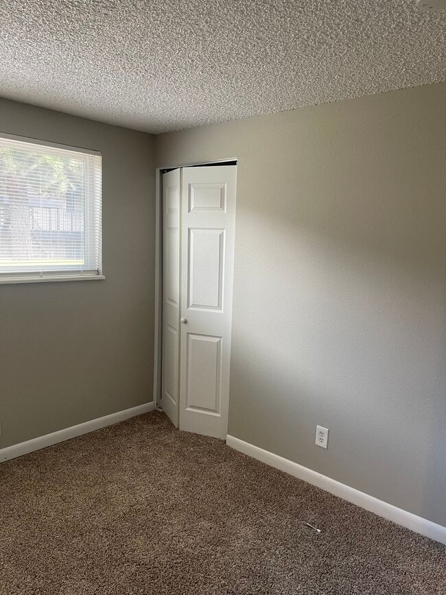 Building Photo - 3 Bedroom 2 Bathroom Condo in Applewood-Move in Ready!