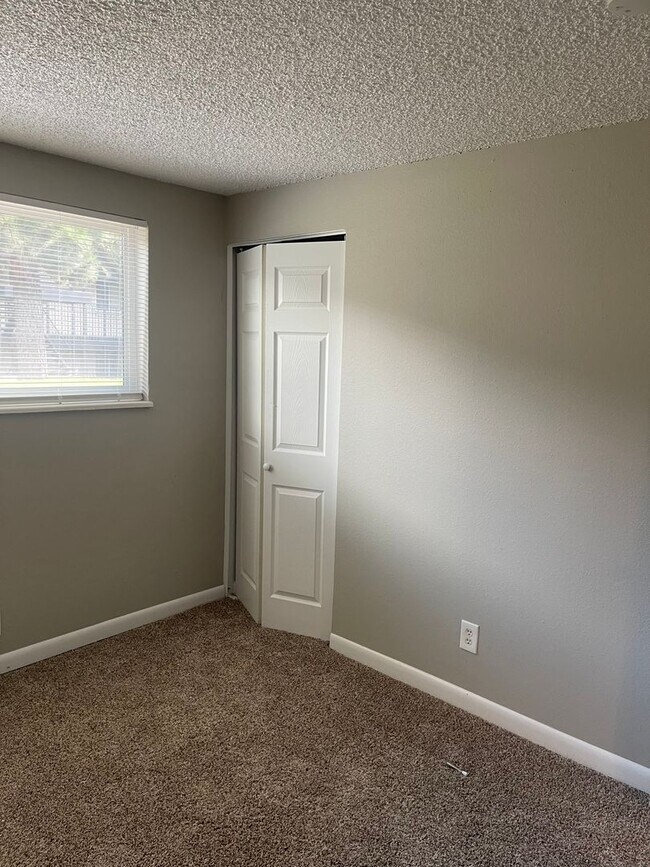 Building Photo - 3 Bedroom 2 Bathroom Condo in Lakewood