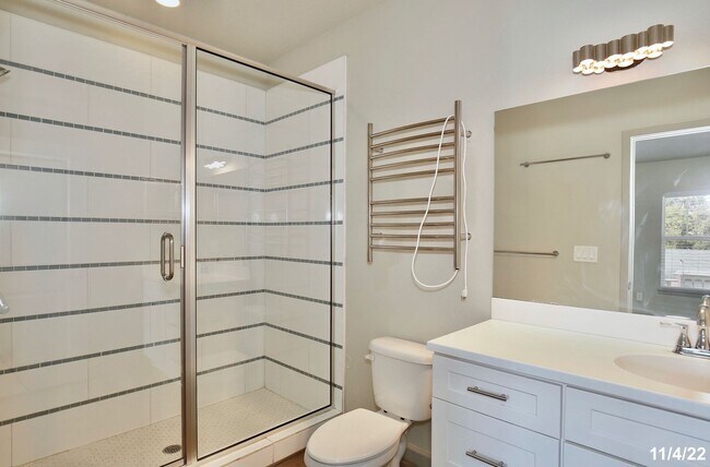 Building Photo - Beautiful 4/4.5 Home with 2 Car Garage in the Heart of Mills-Orlando!