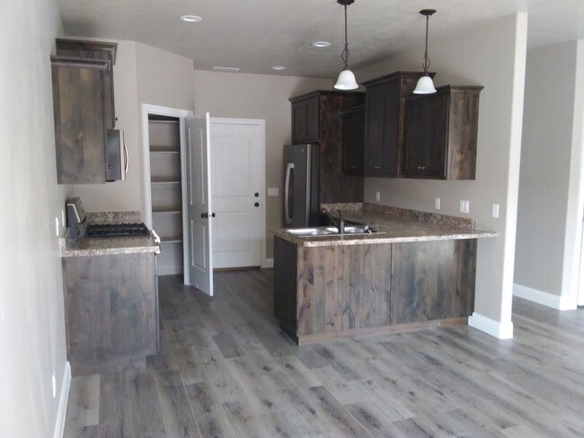 Building Photo - Newer town home living in the heart of Cedar City!