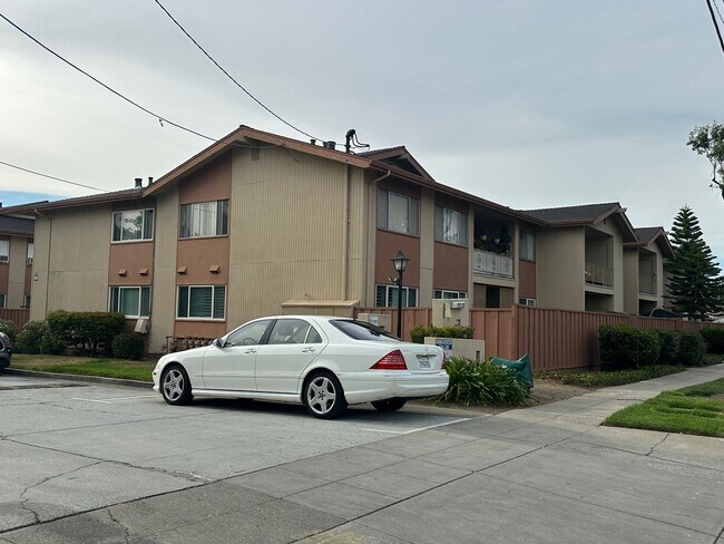 Building Photo - 1357 Phelps Ave