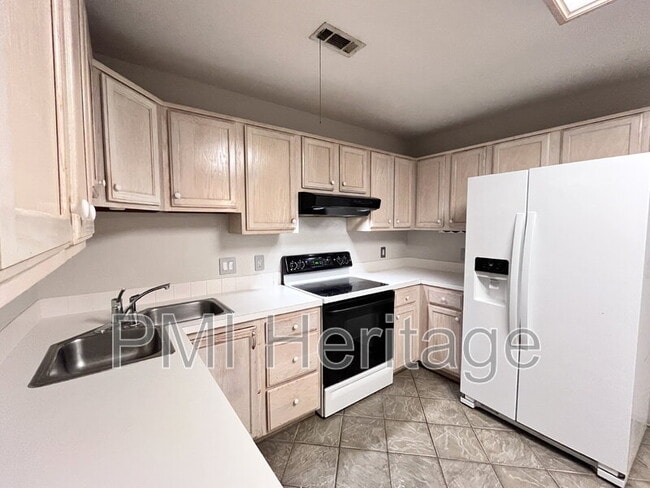 Building Photo - 886 N Daisy Ln