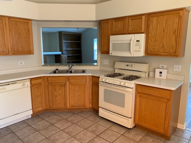 Building Photo - 2817 Stonewater Dr