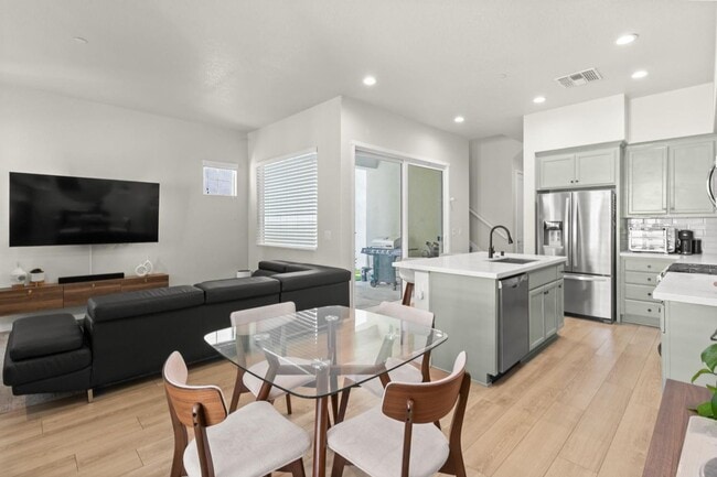 Building Photo - 3 Bed 2.5 Ba 2 Car Garage with solar!