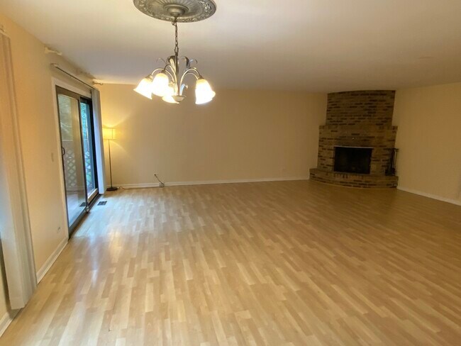 Building Photo - 330 E Forest Knoll Dr