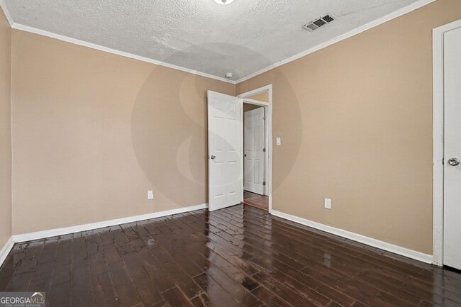 Building Photo - 1716 Lisbon Dr SW