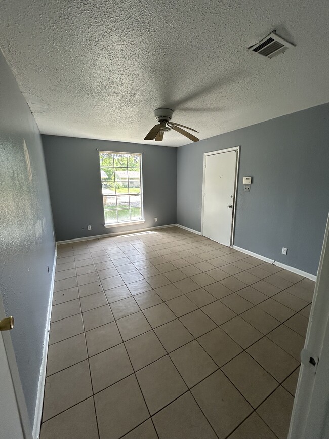 Building Photo - 570 Sally Ann Dr