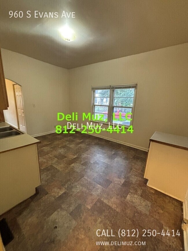 Building Photo - 960 S Evans Ave