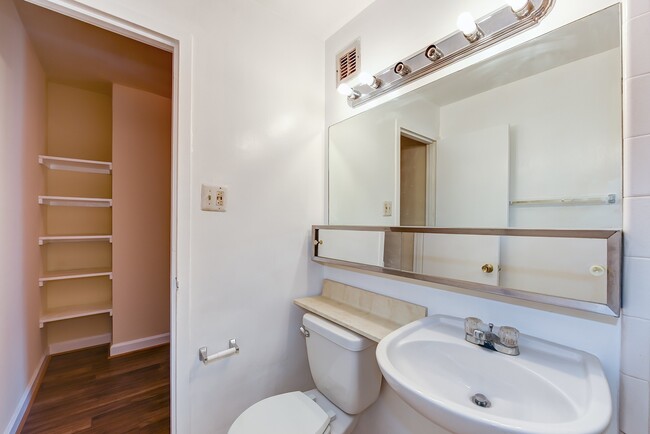 Building Photo - Spacious & Bright Junior One Bedroom at Ri...
