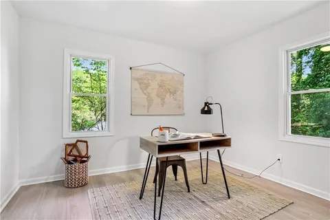 Building Photo - 872 Glenway Dr SW