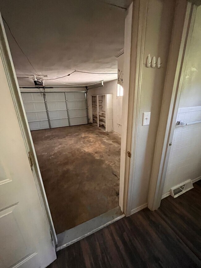 Building Photo - Brentwood 3 bedroom & 2 bathroom home, Huge Fenced Yard