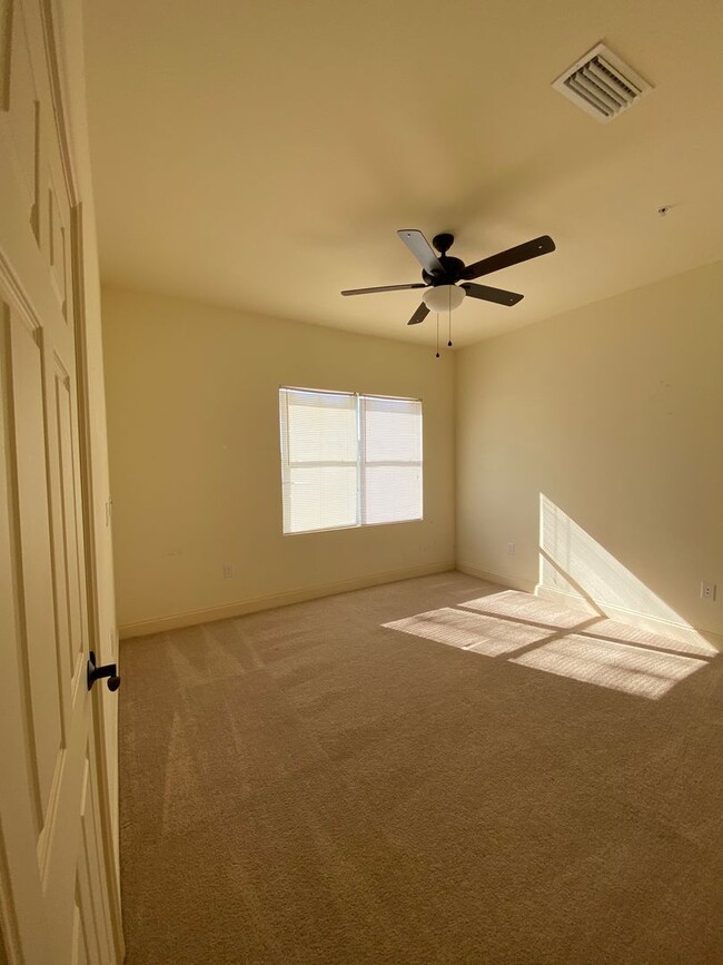 Building Photo - Spacious Davenport Townhouse