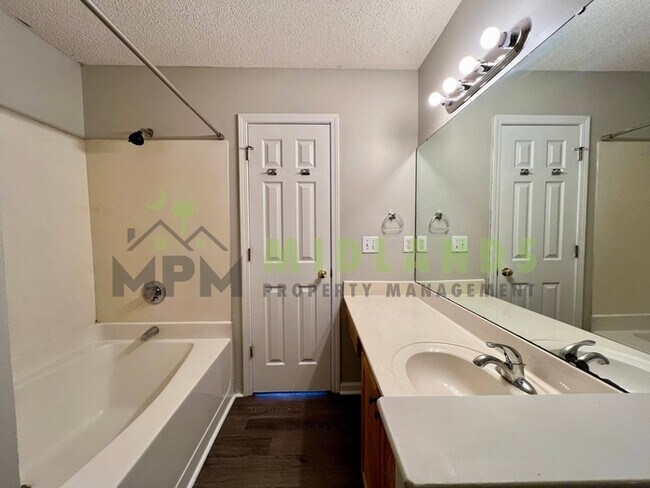 Building Photo - 5 Bridle Path Court