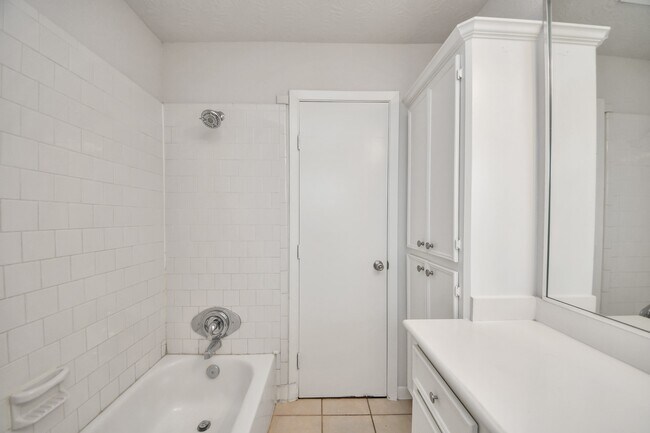 Building Photo - 5803 Darnell St