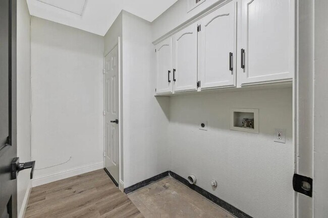 Building Photo - 6379 N Forestiere Ave