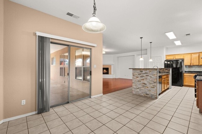 Building Photo - large happy 4+br home