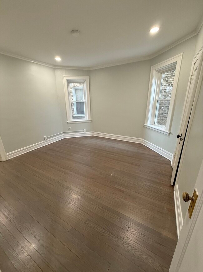 Building Photo - 2827 W Lunt Ave
