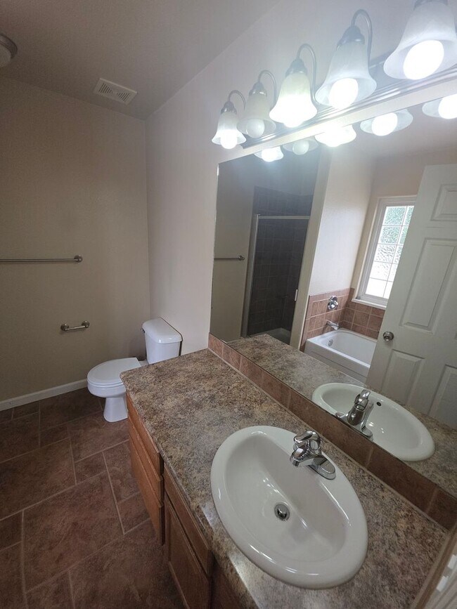 Building Photo - 3018 Oakwood Dr