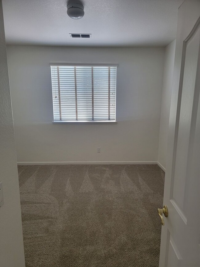 Building Photo - Natomas Park 5 bedroom 3 full bath home av...