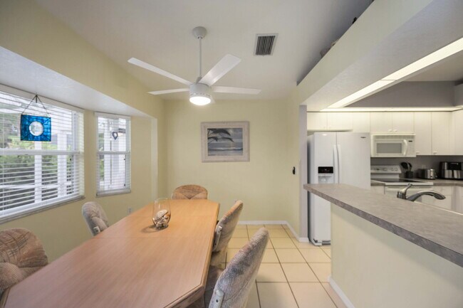 Building Photo - Nestled in the picturesque community of Rotonda Lakes!