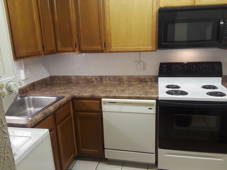 Unit 1 Kitchen - 1913 6th Ave