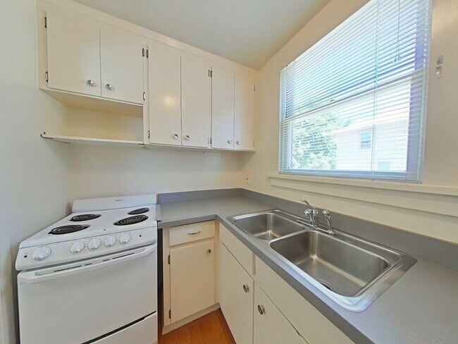 Building Photo - 1 Bedroom Tri-Plex ~ Close to Campus ~ Cat...