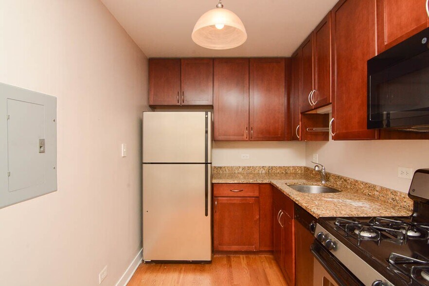 Building Photo - 639 W Wrightwood Ave