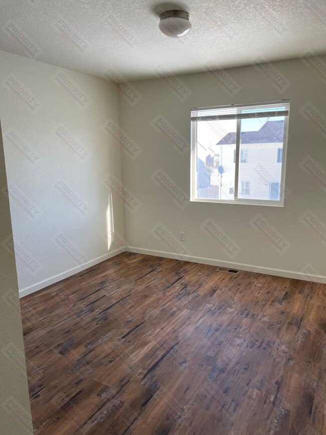 Building Photo - 3 bedrooms, 2.5 bath Townhouse