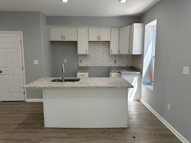 Building Photo - Brand New Renovation! Open Floor Plan! W/D...