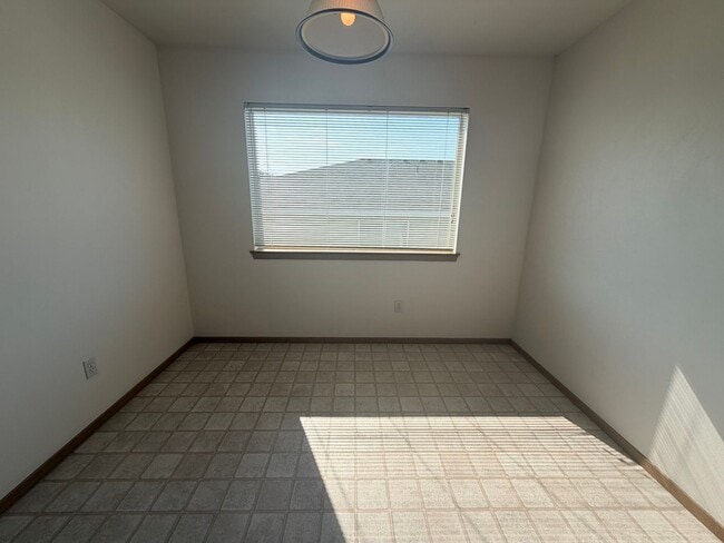 Building Photo - 595 Eastmont Ave