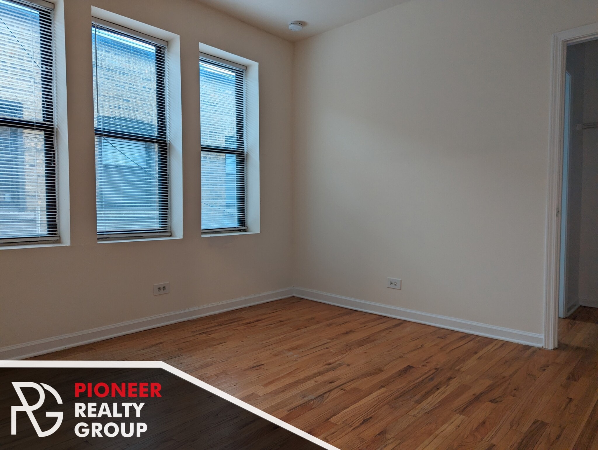 Building Photo - 914 W Dakin St