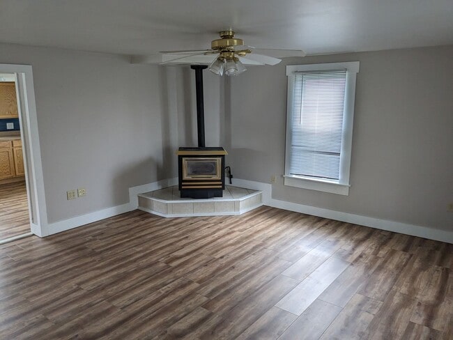 Building Photo - 3 Bed 2 Bath House Near Downtown Belgrade - Dogs Negotiable!