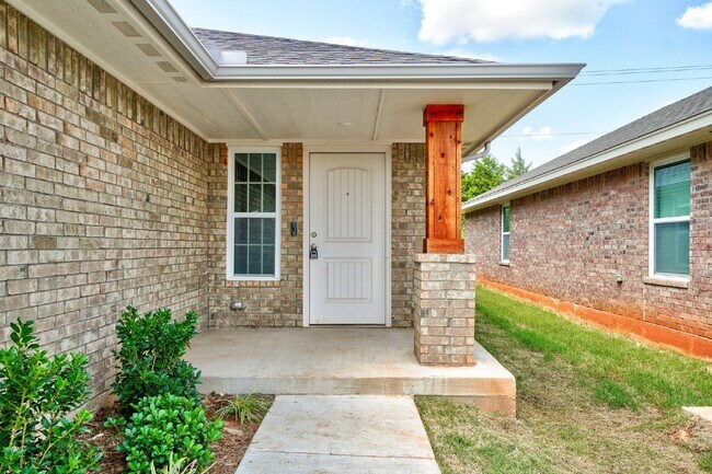 Building Photo - Edmond Home