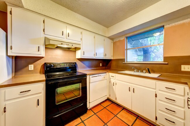 Building Photo - 1430 Redbud Cove