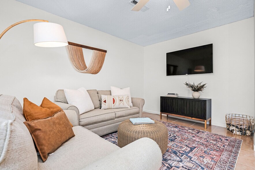 Building Photo - 17462 Front Beach Rd