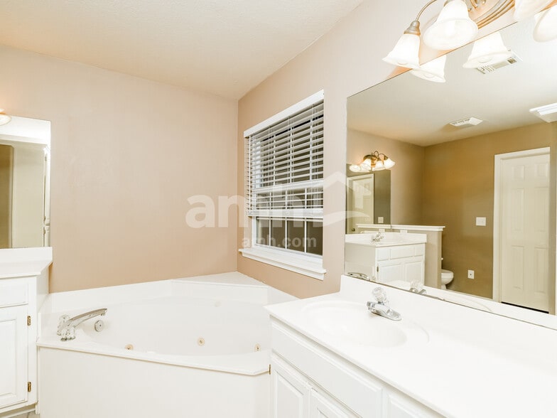 Building Photo - 917 S Desert Palm Ave