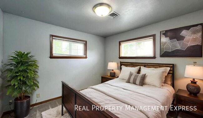 Building Photo - 1 Month Free Rent; 2 Bedroom Apartment loc...