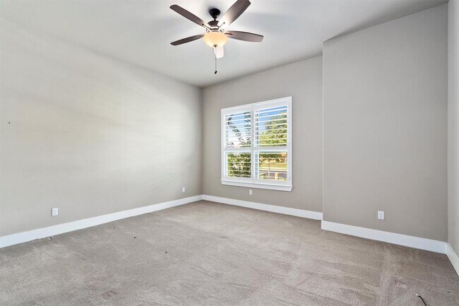 Building Photo - 904 Naranjo Dr